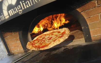 Ospiti di case famiglia imparano l’arte della pizza a Torre Annunziata