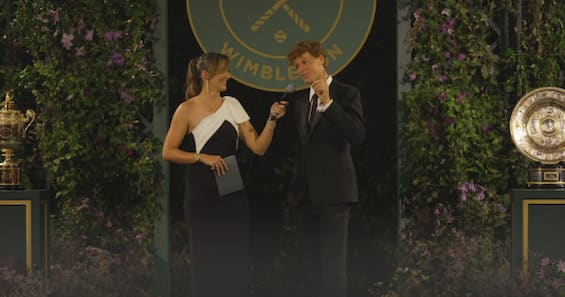 https://static.sky.it/editorialimages/9477e4139430da8d497f1fef0de68cd31e190f6d/skysport/it/tennis/video/2025/07/14/sinner-wimbledon-intervista-news/sinner_wimbledon_intervista_gala_og.jpg?im=Resize,width=565