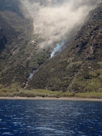 La nuova forte esplosione con l'emissione di flussi piroplastici è stata registrata alle 14:09 sullo Stromboli dalla rete di monitoraggio dell'Istituto nazionale di geofisica e vulcanologia. Sull'isola, come già avvenuto nei giorni scorsi, si è alzata una nube altissima di vapore con ricaduta di cenere.
ANSA/Gianluca Giuffre'