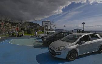 Ciitadini di Pozzuoli spaventati dallo sciame sismico si rifugiano con le auto sulcampo di basket dl lungomare Pertino 17  febbraio  2025 
ANSA / CIRO FUSCO