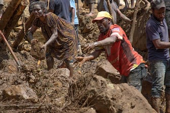 This undated handout photo taken by the UN Development Programme and released on May 28, 2024 shows locals digging at the site of a landslide at Mulitaka village in the region of Maip Mulitaka, in Papua New Guinea's Enga Province. Papua New Guinea moved to evacuate an estimated 7,900 people from remote villages near the site of a deadly landslide on May 28, as authorities warned of further slips. Some 2,000 people are already feared buried in a landslide that destroyed a remote highland community in the early hours of May 24. (Photo by Handout / UN DEVELOPMENT PROGRAMME / AFP) / RESTRICTED TO EDITORIAL USE - MANDATORY CREDIT "AFP PHOTO / UN DEVELOPMENT PROGRAMME  - NO MARKETING NO ADVERTISING CAMPAIGNS - DISTRIBUTED AS A SERVICE TO CLIENTS - NO ARCHIVE