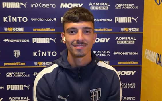 https://static.sky.it/editorialimages/9496fa94d6b345a1efb75ab577fc26565fa598e7/skysport/it/calcio/serie-a/video/2025/07/22/parma-delprato-intervista/parma_delprato.jpg?im=Resize,width=565