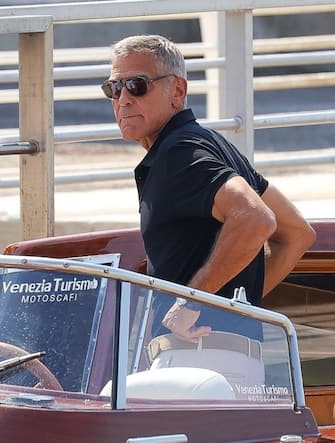 George Clooney e Amal Alamuddin alla Mostra del Cinema di Venezia Venice, ITALY - George Clooney and wife Amal are seen arriving at Marco Polo Airport in Venice for the 81st Venice International Film Festival.
Pictured: George Clooney
BACKGRID USA 30 AUGUST 2024
BYLINE MUST READ: Aissaoui Nacer / BACKGRID
USA: +1 310 798 9111 / usasales@backgrid.com
UK: +44 208 344 2007 / uksales@backgrid.com
*UK Clients - Pictures Containing Children
Please Pixelate Face Prior To Publication*