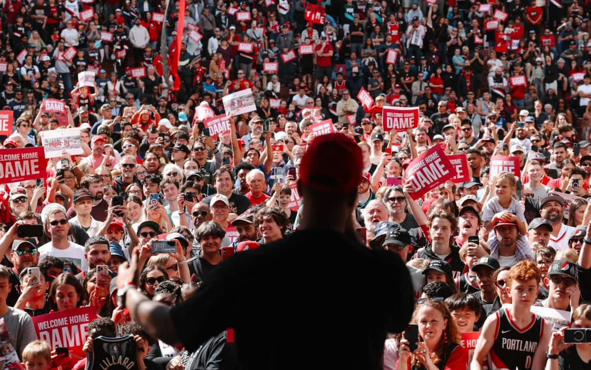 NBA: Portland’s Intense Lillard Welcome – Creepy Fan Reception (Video)