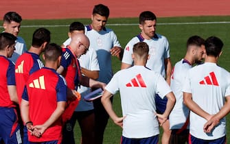 epa11384130 Spain's head coach Luis de la Fuente (5-L) leads a training session of the national team in Madrid, Spain, 01 June 2024. The Spanish national soccer team prepares for the UEFA EURO 2024.  EPA/CHEMA MOYA