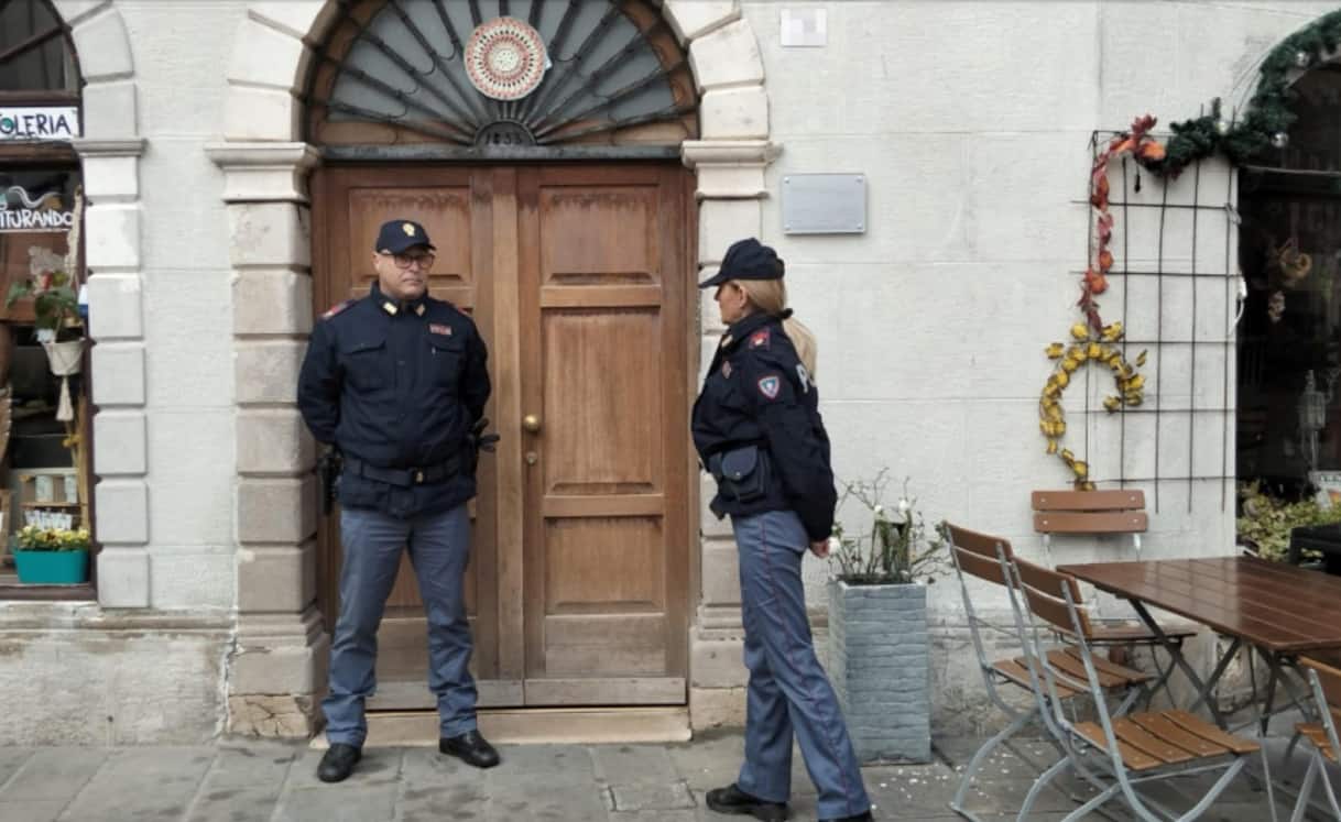 Trieste, il bambino ucciso dalla madre aveva uno smartwatch di allarme. Stasera la veglia Trieste, il bambino ucciso dalla madre aveva uno smartwatch di allarme. Stasera la veglia