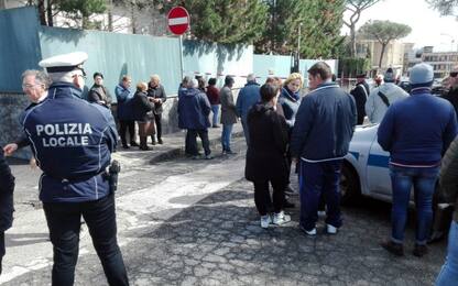 Uccisa a Terzigno davanti alla scuola della figlia, caccia al marito