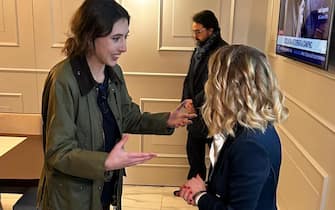 La presidente del Consiglio Giorgia Meloni all'aeroporto di Ciampino per accogliere Cecilia Sala (S) al suo ritorno dall'Iran, 08 gennaio 2025.  NPK  ANSA