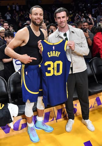 LOS ANGELES, CALIFORNIA - APRIL 09: Stephen Curry poses for a photo with Gareth Bale following a basketball game between the Los Angeles Lakers and the Golden State Warriors at Crypto.com Arena on April 09, 2024 in Los Angeles, California. NOTE TO USER: User expressly acknowledges and agrees that, by downloading and or using this photograph, User is consenting to the terms and conditions of the Getty Images License Agreement. (Photo by Allen Berezovsky/Getty Images)