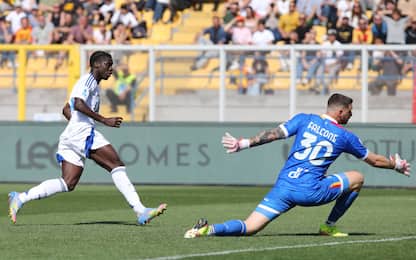 Como's Assane Diao scores the goal during the Italian Serie A soccer match US Lecce - 1907 Como at the Via del Mare stadium in Lecce, Italy, 19 april 2025. ANSA/ABBONDANZA SCURO LEZZI