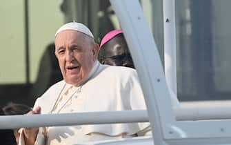 Pope Francis (L) arrives for the holy mass at the John Garang Mausoleum in Juba, South Sudan, on February 5, 2023. - Pope Francis wraps up his pilgrimage to South Sudan with an open-air mass on February 5, 2023 after urging its leaders to focus on bringing peace to the fragile country torn apart by violence and poverty.
The three-day trip is the first papal visit to the largely Christian country since it achieved independence from Sudan in 2011 and plunged into a civil war that killed nearly 400,000 people. (Photo by Tiziana FABI / AFP) (Photo by TIZIANA FABI/AFP via Getty Images)