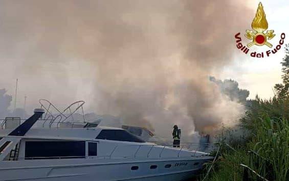 Incendio a Fiumicino in un cantiere nautico, a fuoco 4 imbarcazioni: cosa è successo