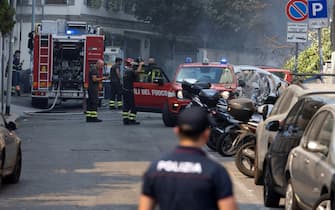 Vigili del fuoco, carabinieri e polizia in via Teulada, area in cui si sono sviluppate le fiamme, Roma, 31 luglio 2024. "Le fiamme erano già alte dal primo pomeriggio, abbiamo visto la colonna di fumo, nera e densa, e poi udito delle esplosioni. Abbiamo avuto paura e siamo scesi in strada", questo il racconto di alcuni abitanti di Monte Mario scesi in strada per paura del grande rogo che sta bruciando la collina e minacciando le case.
ANSA/ MASSIMO PERCOSSI