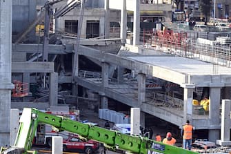 I mezzi di soccorso nel cantiere dove si è verificato un crollo a Firenze, in via Mariti, alla periferia della città, 16 febbraio 2024. Avrebbe ceduto un muro di contenimento durante la costruzione di un supermercato.
ANSA/CLAUDIO GIOVANNINI