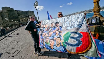 Un ambulante espone i gadget con il il terzo scudetto gia' attribuito ai ragazzi di mister Spalletti, sul pontile del Castel dell'Ovo a Napoli, 15 marzo 2023. 
ANSA/CIRO FUSCO