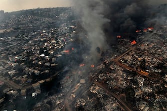 TOPSHOT - Aerial view of the forest fire that affects the hills of the city of ViÃ±a del Mar in the Las Pataguas sector, Chile, taken on February 3, 2024. The region of Valparaoso and ViÃ±a del Mar, in central Chile, woke up on Saturday with a partial curfew to allow the movement of evacuees and the transfer of emergency equipment in the midst of a series of unprecedented fires, authorities reported. (Photo by Javier TORRES / AFP) (Photo by JAVIER TORRES/AFP via Getty Images)