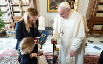 Meloni e la figlia all'incontro col Papa