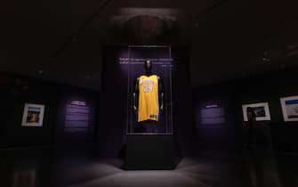 epa10443033 An auction preview display of a jersey worn by late NBA star Kobe Bryant in 25 games during the 2007-2008 season at Sotheby's auction house in New York, New York, USA, 01 February 2023. The jersey is expected to sell for 5-7 million USD/4.5-6.4 million EUR during an auction later this month.  EPA/JUSTIN LANE