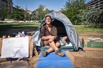 Ilaria Lamera studentessa del Politecnico in tenda in piazza Leonardo per protestare contro il caro affittii, Milano, 4 maggio 2023. ANSA/MATTEO CORNER