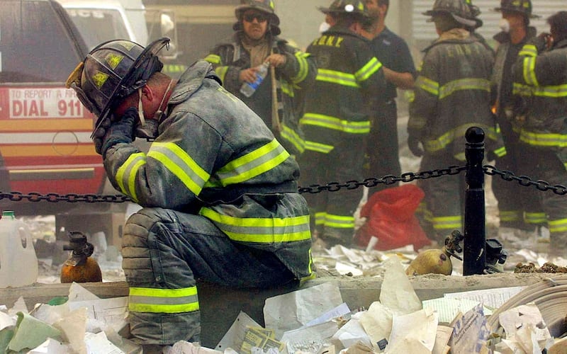 Torri gemelle NEW YORK - SEPTEMBER 11: Firefighter Gerard McGibbon, of Engine 283 in Brownsville, Brooklyn, prays after the World Trade Center buildings collapsed September 11, 2001 after two hijacked airplanes slammed into the twin towers in a terrorist attack that killed some 3,000 people. (Photo by Mario Tama/Getty Images)