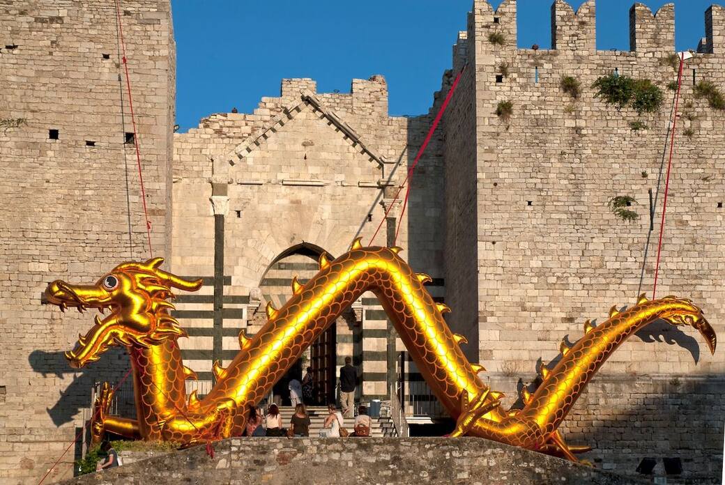 Il dragone al Castello dell'Imperatore - foto Luca Martinelli