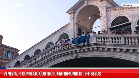 venezia il comitato contro il matrimonio di jeff bezos