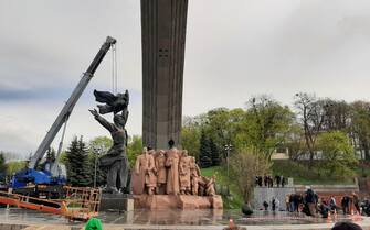 ++ Kiev 'decapita' statua amicizia Ucraina-Russia ++