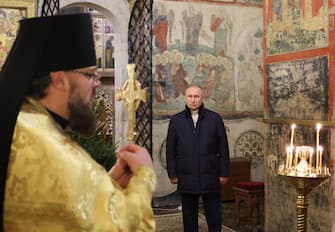 epa10393555 Russian President Vladimir Putin (R) attends a Christmas service at the Annunciation Cathedral in the Kremlin in Moscow, Russia, 07 January 2023. The Russian Orthodox church celebrates Christmas on 07 January according to the Julian calendar.  EPA/MIKHAEL KLIMENTYEV / SPUTNIK / KREMLIN POOL