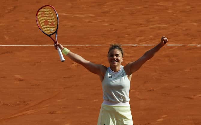 epa11393784 Jasmine Paolini of Italy celebrates winning her Women's Singles semi final match against Mirra Andreeva of Russia during the French Open Grand Slam tennis tournament at Roland Garros in Paris, France, 06 June 2024.  EPA/YOAN VALAT