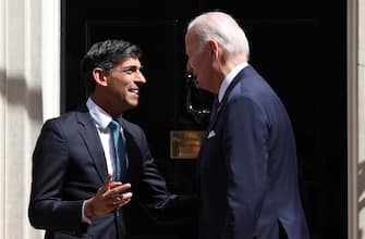 epa10737208 British Prime Minister Rishi Sunak (L) welcomes US President Joe Biden (R) to 10 Downing Street in London, Britain, 10 July 2023. US President Biden is holding talks with Sunak and King Charles before heading on to the NATO summit in Lithuania.  EPA/ANDY RAIN