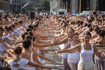 Ballerini durante l'evento On Dance con Roberto Bolle in piazza Duomo, Milano, 10 Settembre 2023. (danza, ballerini, ballerina, ballo, generica, simbolica). 
Italian dancers during  tthe event 'On Dance', in Milan, Italy, 10 September 2023. 2300 dance school students arrived from all over Italy to participate in the second edition of 'On dance', days dedicated to dance conceived and promoted by Roberto Bolle. ANSA/MATTEO CORNER
ANSA/MATTEO CORNER