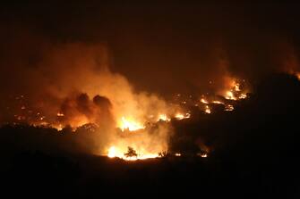 epa10808473 A wildfire that broke out in the area of Loutra, rages near the city of Alexandroupolis, Thrace, northern Greece, 19 August 2023. The wildfire that broke out early on 19 August in a forest in the area Melia of Alexandroupolis has spread rapidly due to the strong winds blowing in the area and is raging uncontrolled. Eight villages have been evacuated. The Fire Brigade said that there is a report of burned houses in the vilages Aetohori and Pefka where the fire front passed earlier in the day.  EPA/ALEXANDROS BELTES