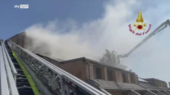 incendio fiorenzuola d arda rogo al palazzetto dello spor