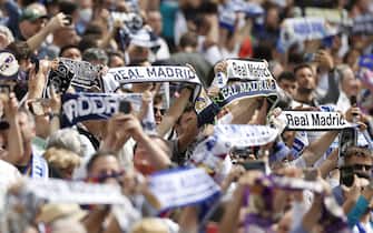 epa09918556 Real Madrid's fans cheer during the Spanish LaLiga soccer match between Real Madrid and RCD Espanyol at Santiago Bernabeu stadium in Madrid, Spain, 30 April 2022.  EPA/MARISCAL