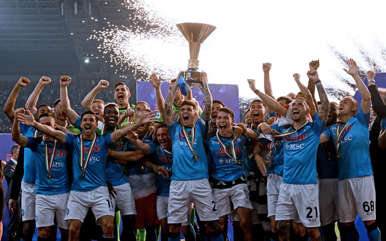 L'influencer Lucio Lauro posa con due campioni d'Italia - LA FOTO
