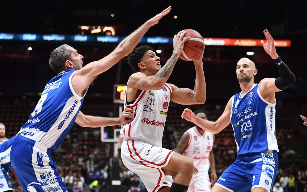 https://static.sky.it/editorialimages/958eddb7e99394c8daf27d0a56d3e275ad7272af/skysport/it/basket/serie-a/2025/11/05/brescia-milano-risultato-highlights/milano_brescia_ciamillo.jpg?im=Resize,width=1218