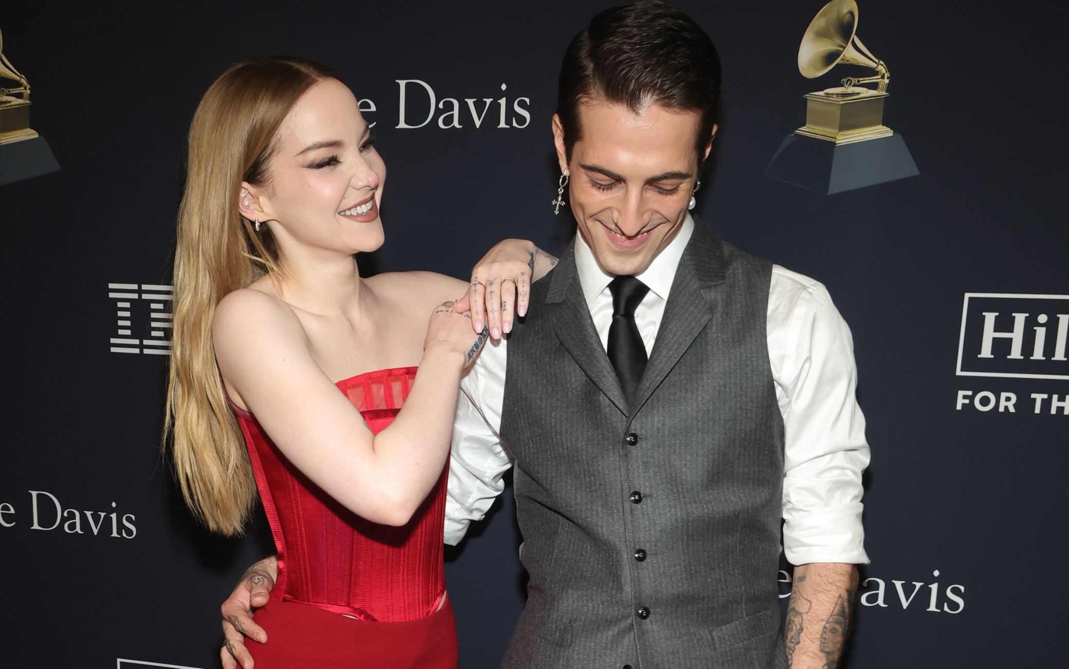 Grammy 2024, primo red carpet di coppia per Damiano David e Dove