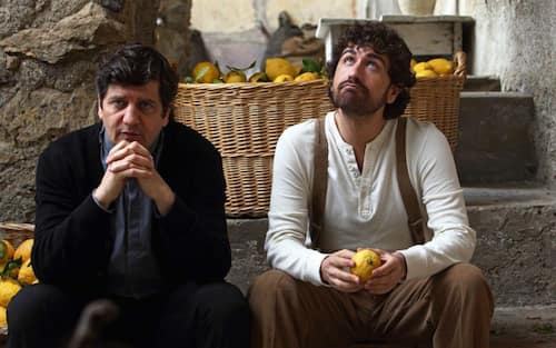 Una foto di scena tratta dal film di Alessandro Siani "Si accettano miracoli" in uscita dalla prossima settimana in tutte le sale italiane, Roma, 6 Dicembre 2014. ANSA/ UFFICIO STAMPA 

++ ANSA PROVIDES ACCESS TO THIS HANDOUT PHOTO TO BE USED SOLELY TO ILLUSTRATE NEWS REPORTING OR COMMENTARY ON THE FACTS OR EVENTS DEPICTED IN THIS IMAGE; NO ARCHIVING; NO LICENSING ++