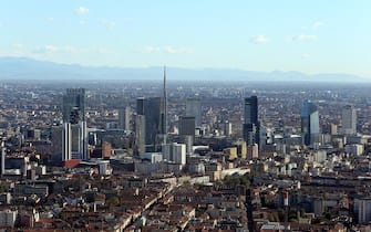Una veduta di Milano, con lo skyline dei grattacieli di Porta Nuova, ripresa dalla Torre Isozaky che sorge nel quartiere Citylife, 22 ottobre 2014.
ANSA / MATTEO BAZZI