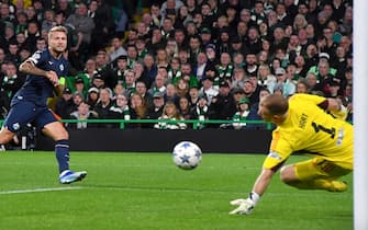 BRITAIN SOCCER epa10900389 Celtic goalkeeper Joe Hart (R) in action against Ciro Immobile of Lazio during the UEFA Champions League Group E match between Celtic Glasgow and Lazio Rome in Glasgow, Britain, 04 October 2023. EPA/MARK RUNNACLES