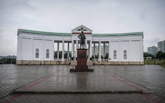 epa03737049 The entrance of a war memorial park in Benderi, in Moldovas breakaway Transnistrian province, the self-proclaimed Pridnestrovian Moldavian Republic, on 07 June 2013. Transnistria declared itself independent in 1990, an act that was followed by a war in 1992. Though the state status has remained unresolved, it boasts a government, parliament, military and currency, among others.  EPA/Zsolt Czegledi HUNGARY OUT