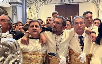 (KIKA) - MALAGA - In un mondo dello spettacolo che sembra privo di valori, dove la spiritualitÃ  cede il posto all&#39;egoismo e all&#39;individualismo, c&#39;Ã¨ ancora qualcuno che non dimentica e non rinuncia alle sue tradizioni: Ã¨ Antonio Banderas, che ogni anno torna a Malaga, la sua cittÃ  natale, per Pasqua, partecipando ai riti della Settimana Santa.LEGGI ANCHE:Â Antonio Banderas timorato di Dio: in processione per la Pasqua[galleria]Eccolo insieme al fratello Javier - e alla compagna, NIcole Kimpel, nella chiesa che lo ha visto crescereÂ e alla processione in onore diÂ Maria Santisima de Lagrimas y Favores, con tanto di saio bianco, insieme alla confraternitaÂ Â Lagrimas y Favores, portando in spalle la statua della Vergine.[video mp4=https://www.kikapress.com/kikavideo/mp4/kikavideo_302012.mp4 id=302012]

