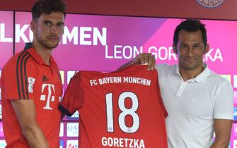 Bayern Munich's new midfielder Leon Goretzka (L) poses with his Bayern Munich jersey next to Bayern Munich's Croatian sports manager Hasan Salihamidzic (R) during a press conference for his official presentation on August 2, 2018 at the Bayern Munich's club area in Munich, southern Germany. (Photo by Christof STACHE / AFP)        (Photo credit should read CHRISTOF STACHE/AFP via Getty Images)
