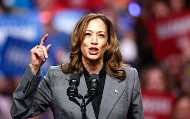 epa11616722 Democratic presidential candidate US Vice President Kamala Harris speaks during a campaign event at Veterans Memorial Coliseum at Alliant Energy Center in Madison, Wisconsin, USA, 20 September 2024 (issued 21 September 2024).  EPA/KAMIL KRZACZYNSKI