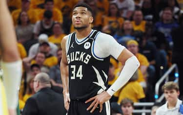 GIANNIS SEMPRE PIÙ STRAORDINARIO E SOLO