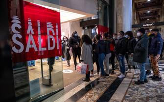 Zona arancione, folla e shopping in centro per il primo sabato di saldi invernali