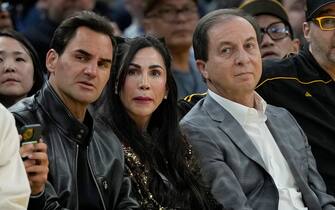 SAN FRANCISCO, CALIFORNIA - MARCH 09: (L-R) Tennis legen Roger Federer, Nicole Curran, Golden State Warriors owner Joe Lacob, and poker pro Phil Hellmuth sit court side during the second quarter of the game between the San Antonio Spurs and Golden State Warriors at Chase Center on March 09, 2024 in San Francisco, California. NOTE TO USER: User expressly acknowledges and agrees that, by downloading and or using this photograph, User is consenting to the terms and conditions of the Getty Images License Agreement. (Photo by Thearon W. Henderson/Getty Images)