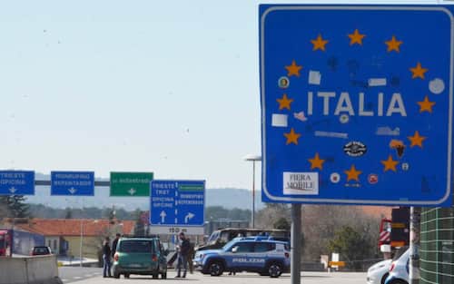 In Slovenia sono iniziati i controlli alla frontiera con l'Italia, e l'ingresso di persone è consentito solo ai cittadini sloveni o ai possessori di un permesso di residenza permanente o temporanea, 11 marzo 2020.   ANSA/MAURO ZOCCHI