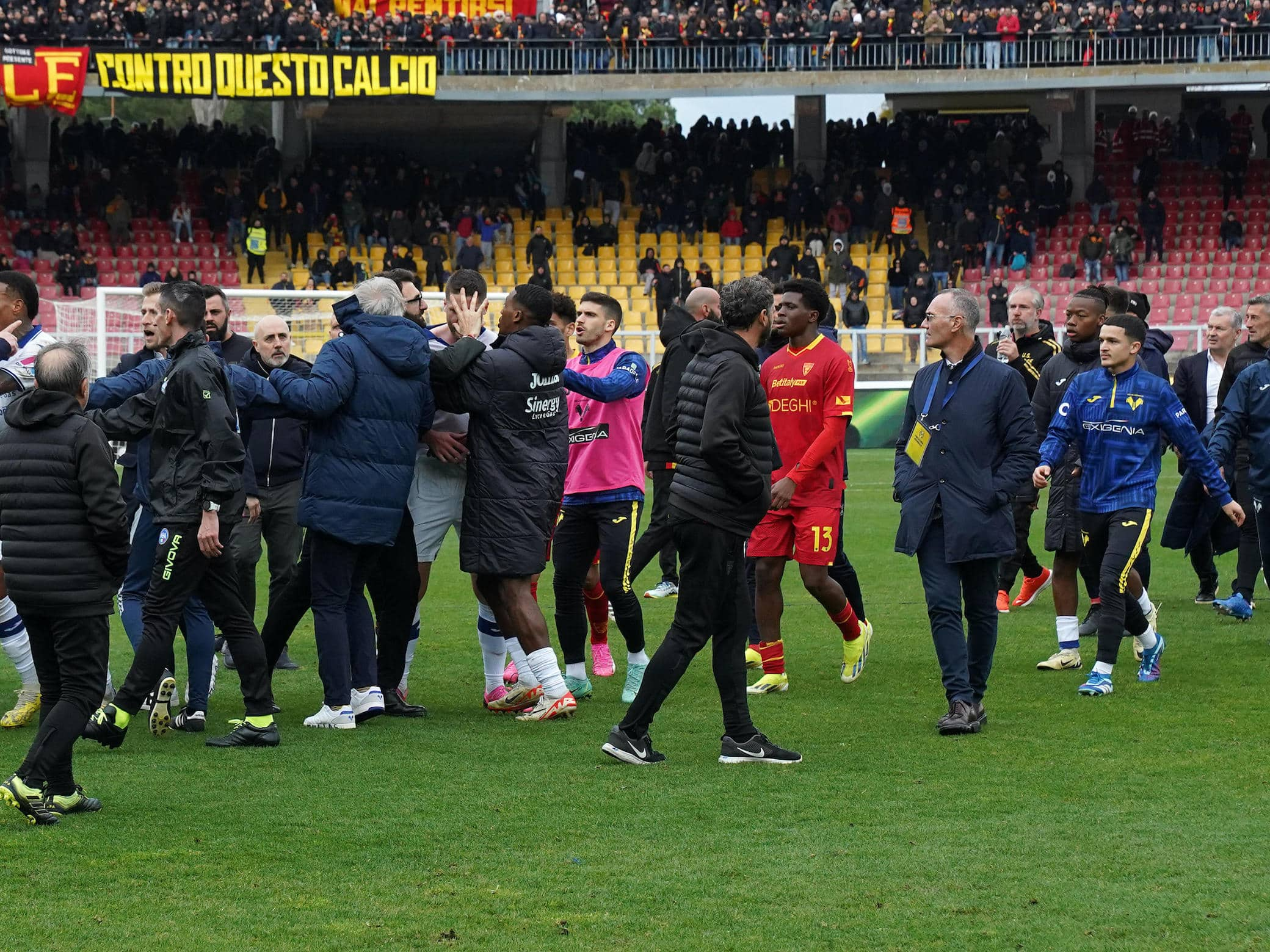 Il Lecce perde la gara ed il suo tecnico Roberto D'Aversa il controllo dopo la sconfitta in casa contro il Verona, 10 marzo 2024. L'allenatore giallorosso Ë stato espulso dall'arbitro Chiffi a seguito di una testata rifilata all'attaccante Thomas Henry, nel parapiglia finale scatenatosi dopo il fischio finale. Gli animi si erano gi‡ accesi negli ultimi minuti di gara tra l'attaccante francese e Pongracic, ma l'episodio che ha visto protagonista l'allenatore giallorosso nel finale ancor pi˘ nervoso.
ANSA