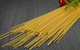 Raw spagetti with rosemary and garlic